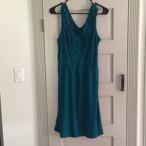teal sleeveless v-cut dress.